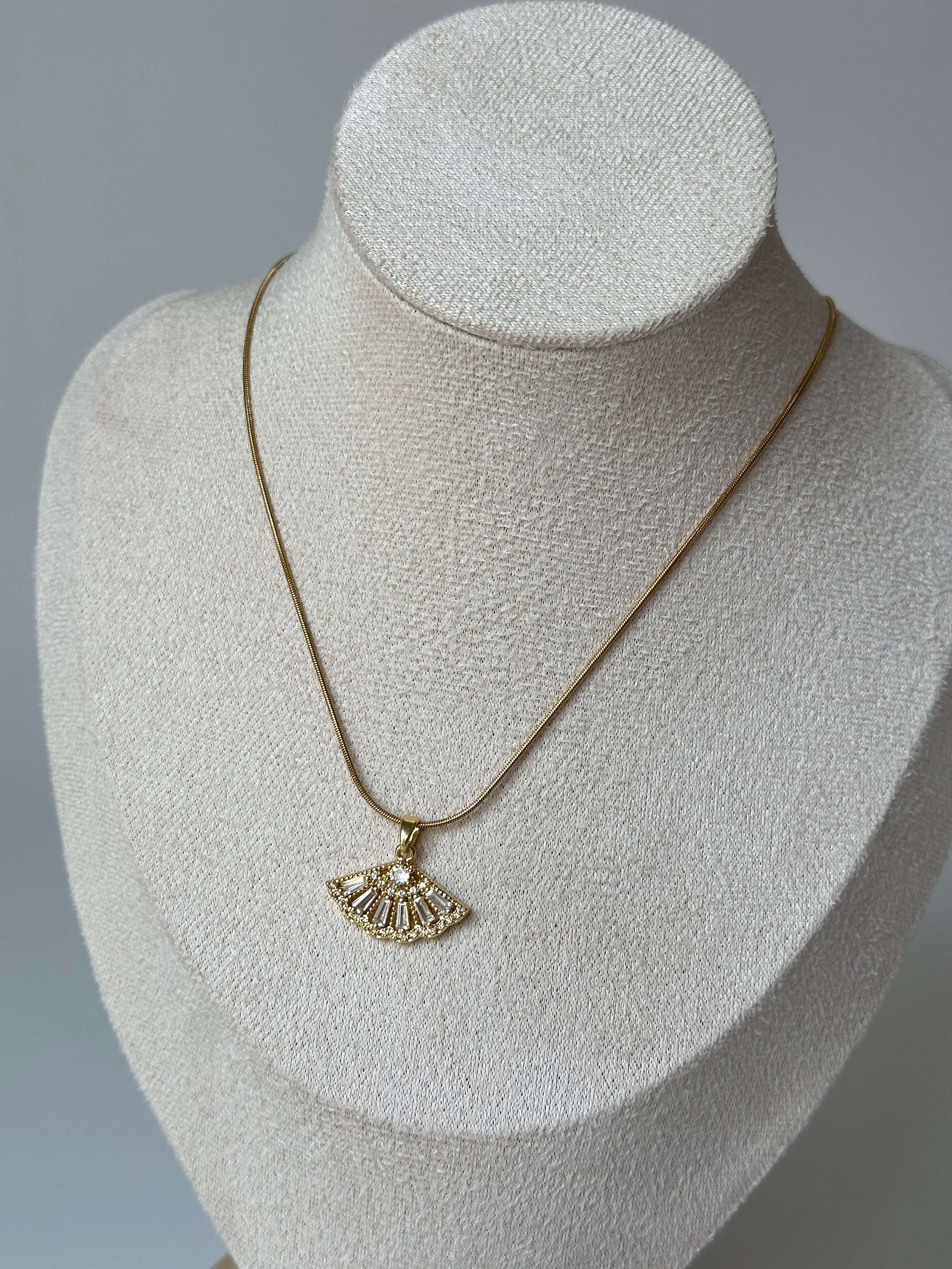 Zirkon Taşlı Yelpazs Kolye çelik