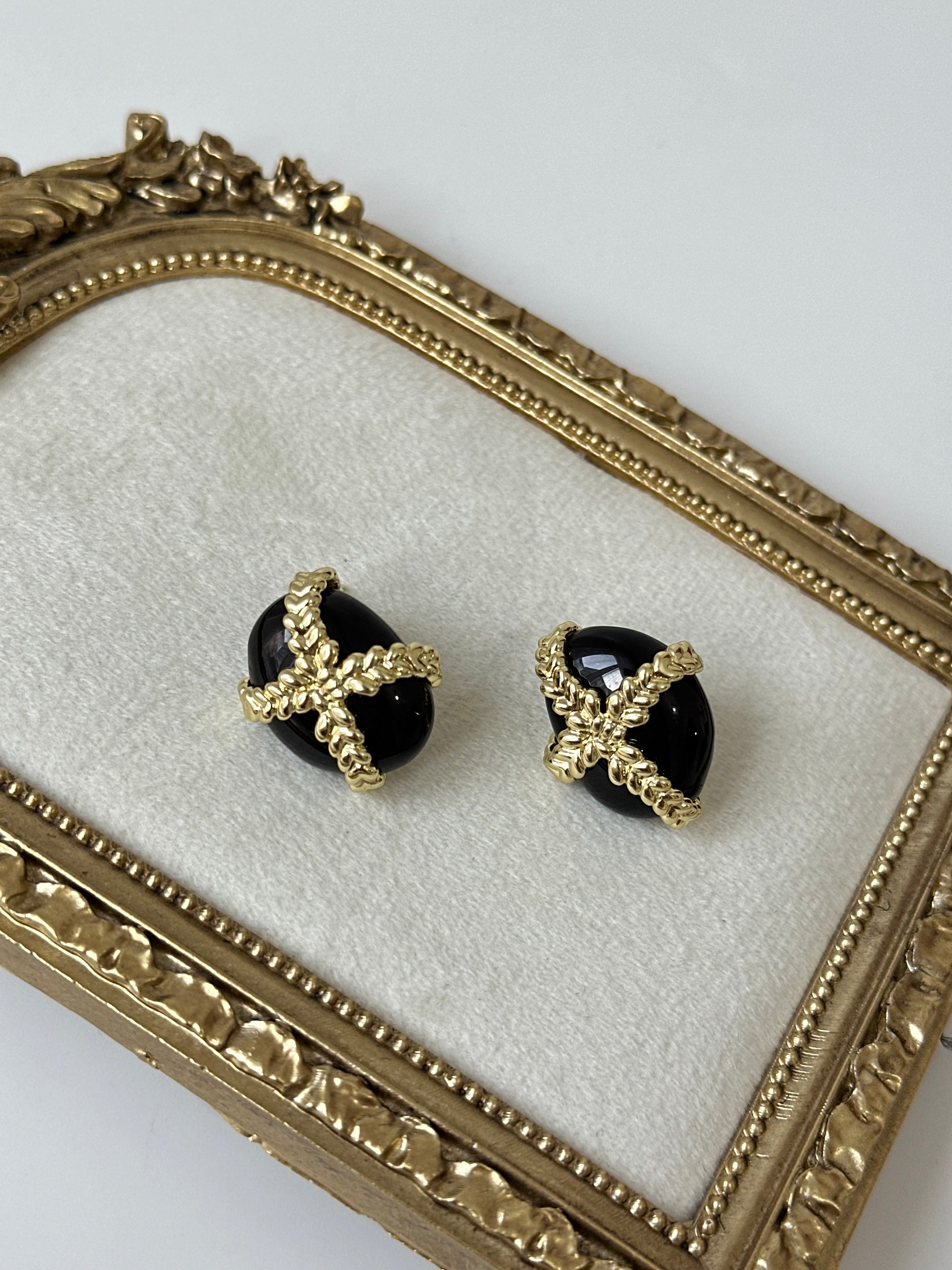 Siyah Yaprak Detay Küpe