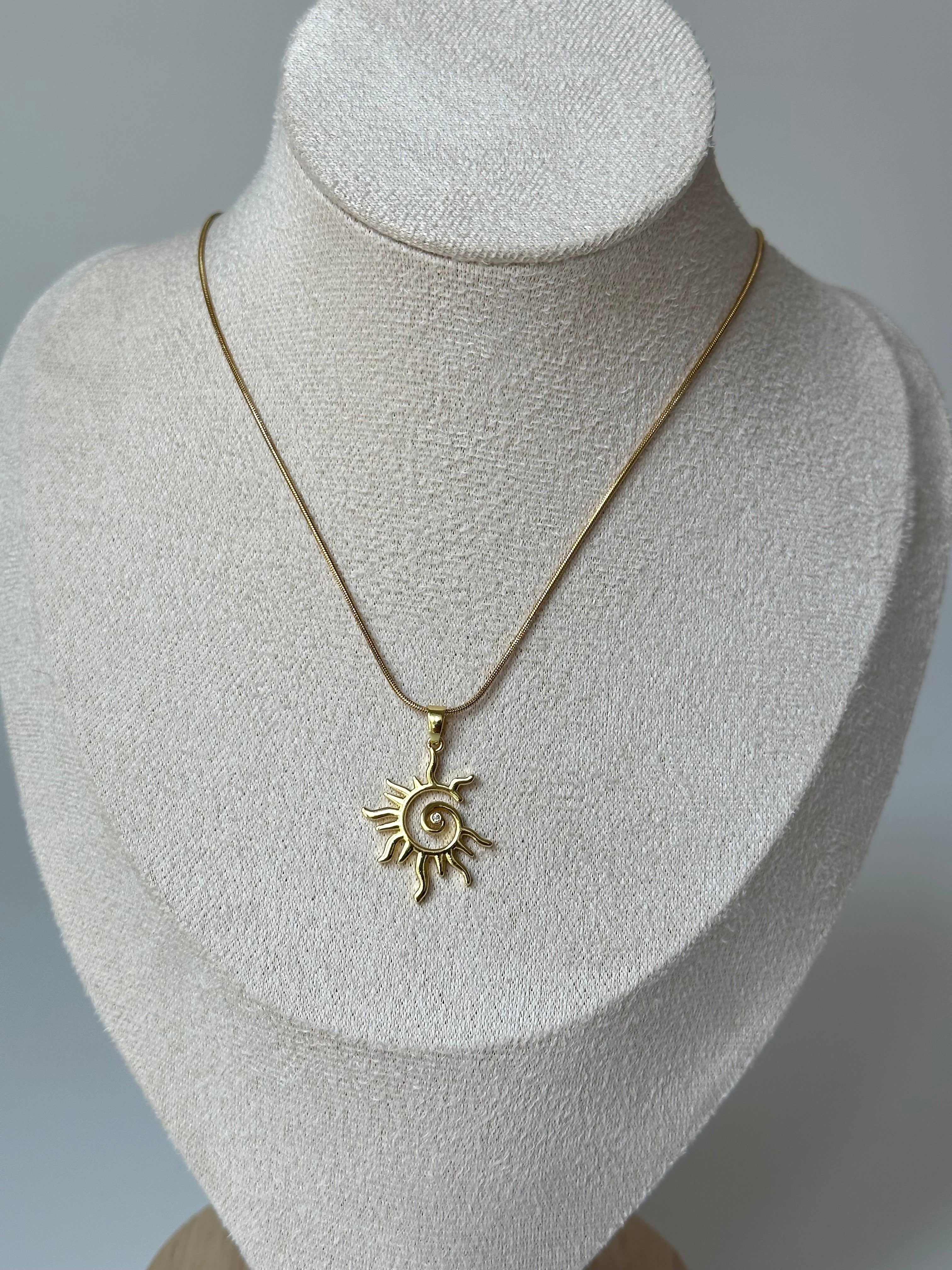 Spiral Taşlı Güneş Kolye