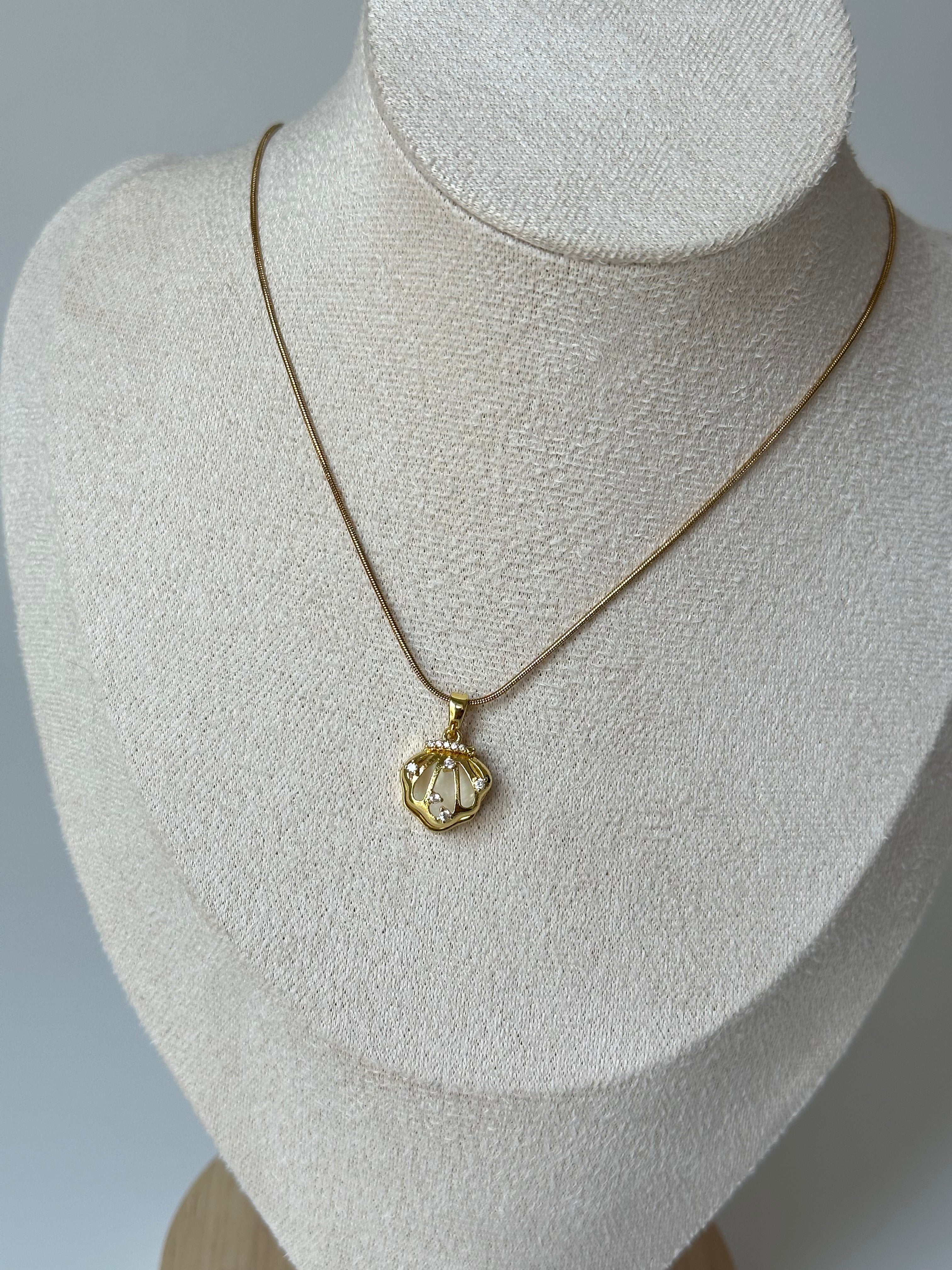 İstiridye Açılır Kapak Kolye Çelik