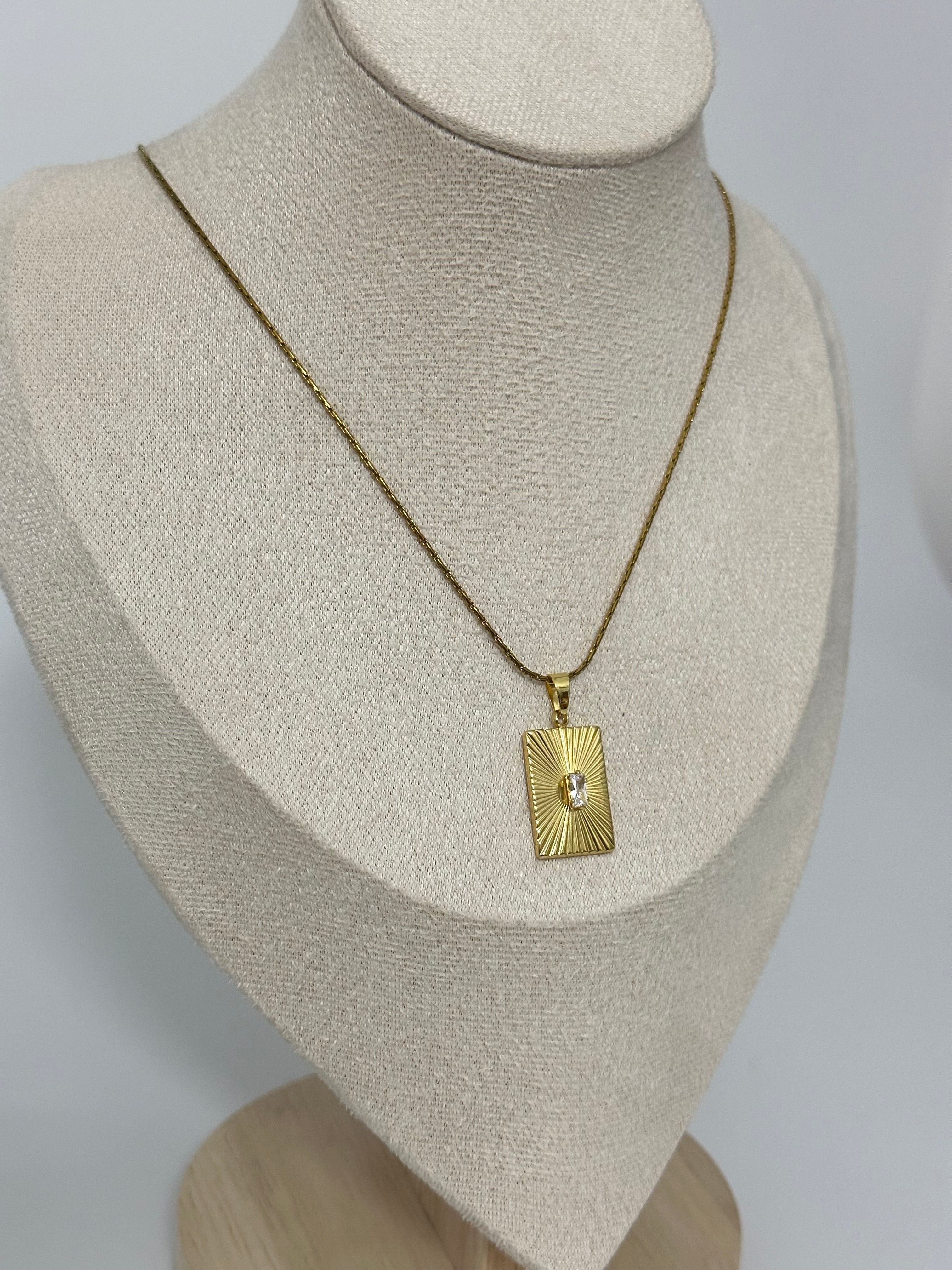 Kare taşlı çelik kolye