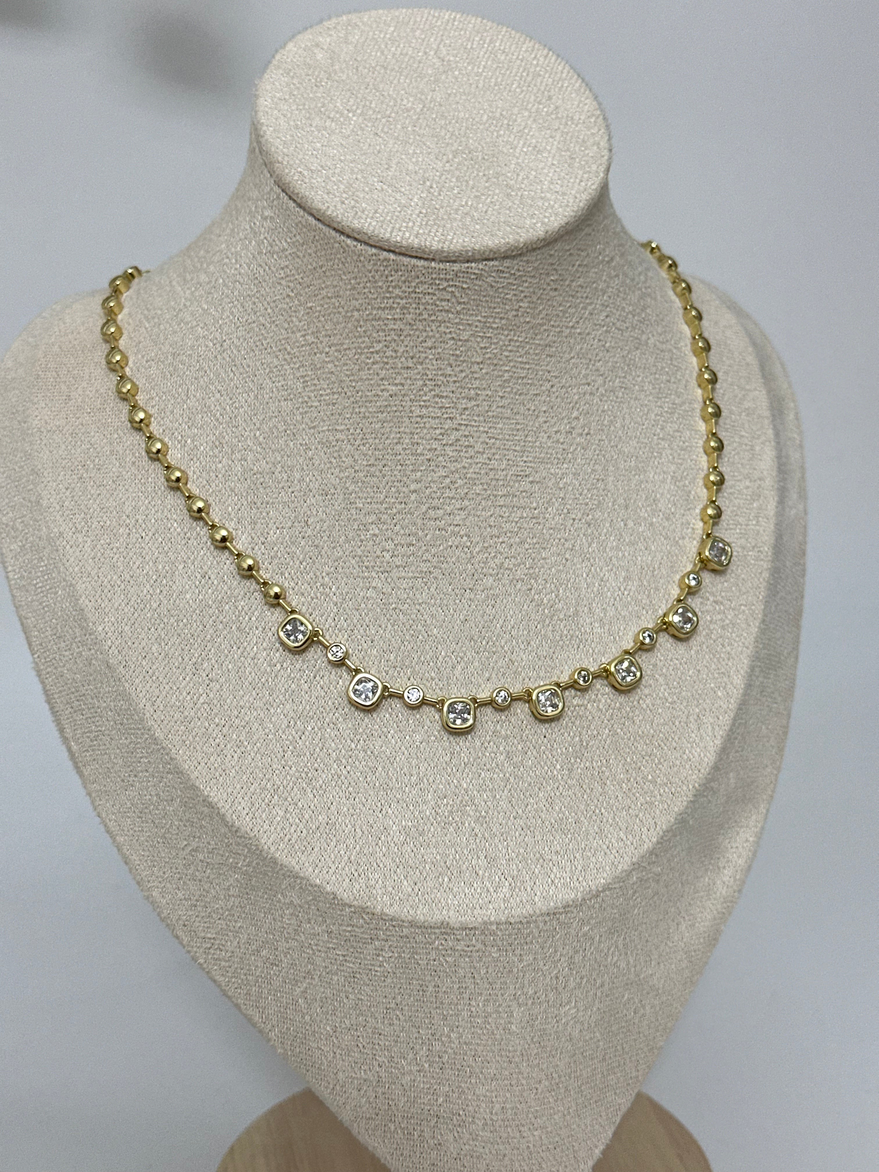 Xuping 7 taş detay kolye