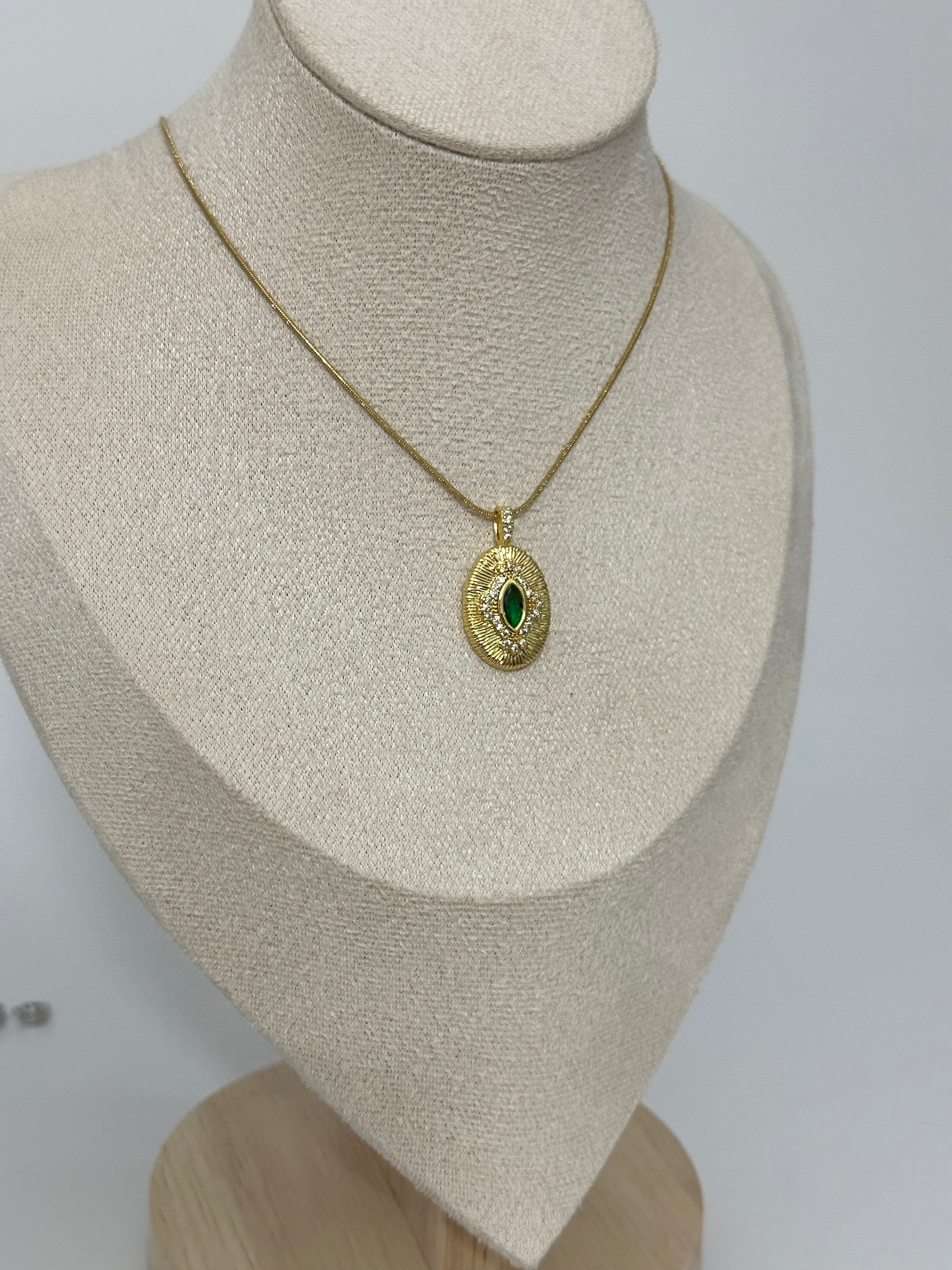 Vintage yeşil taş detay çelik kolye