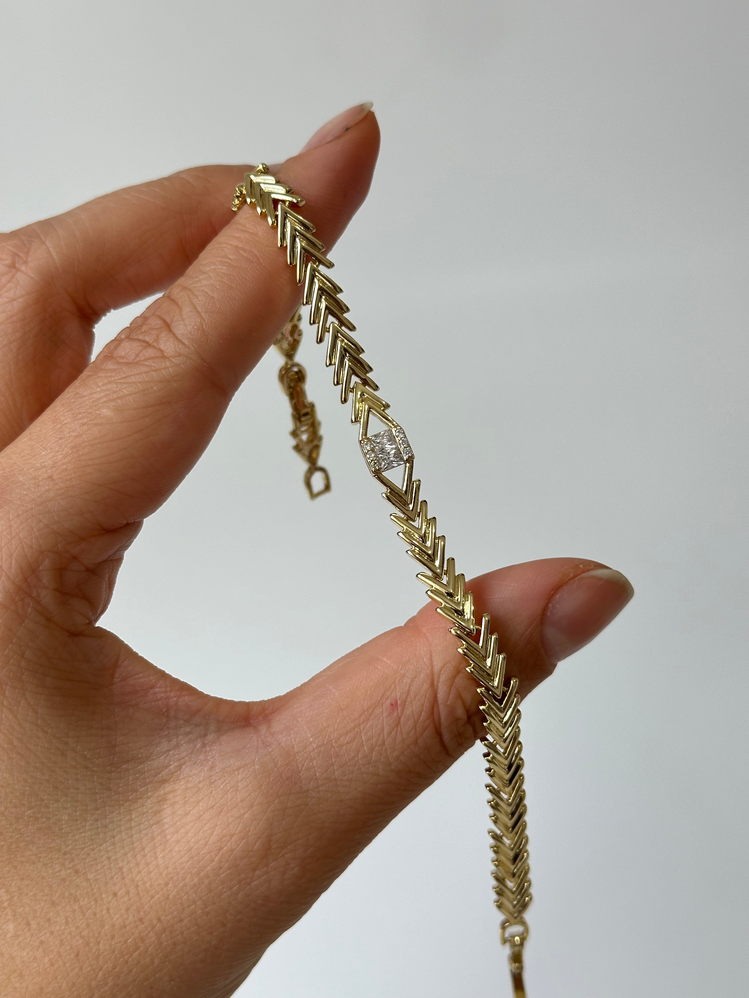 Balık Sırtı Kare Taş Detay Bileklik Xuping