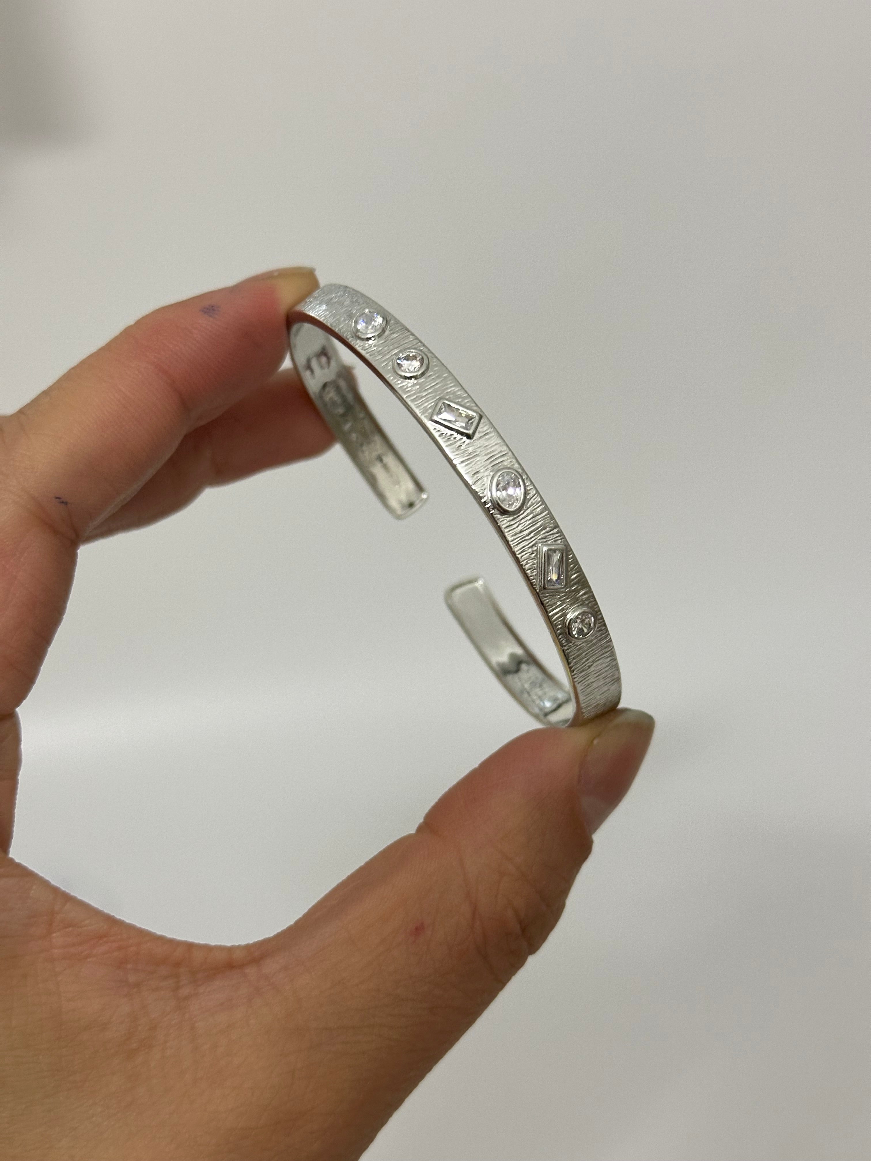 Silver Vintage Taş Detay Kelepçe