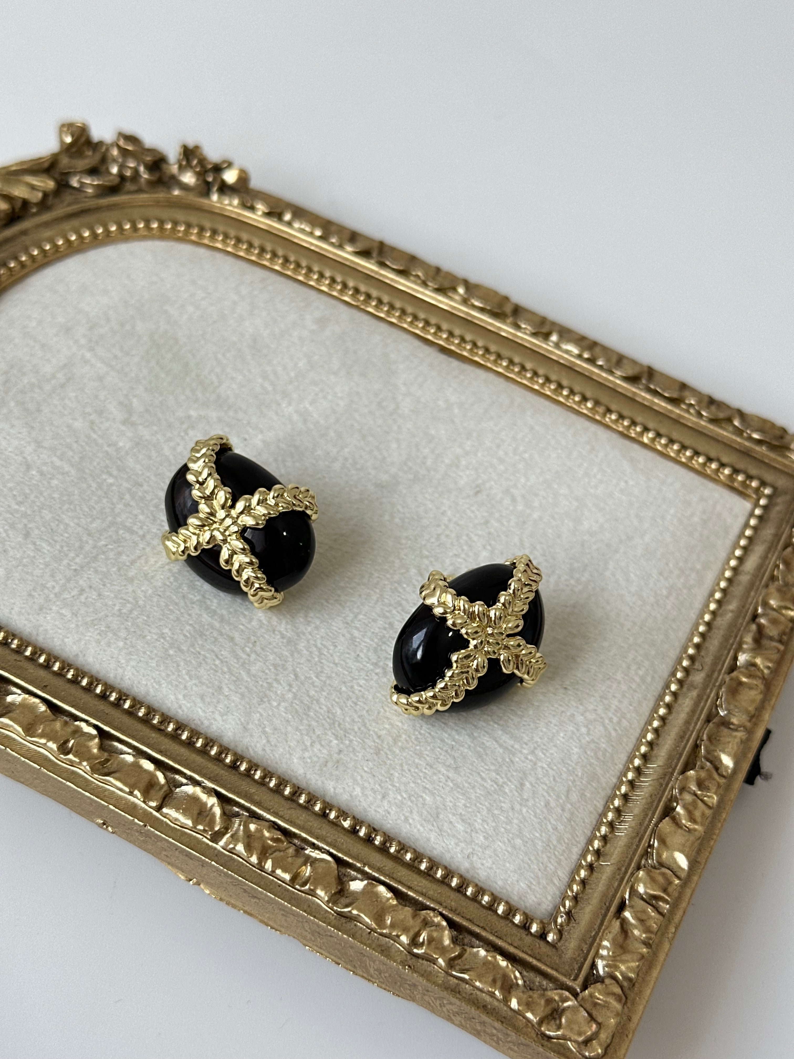 Siyah Yaprak Detay Küpe