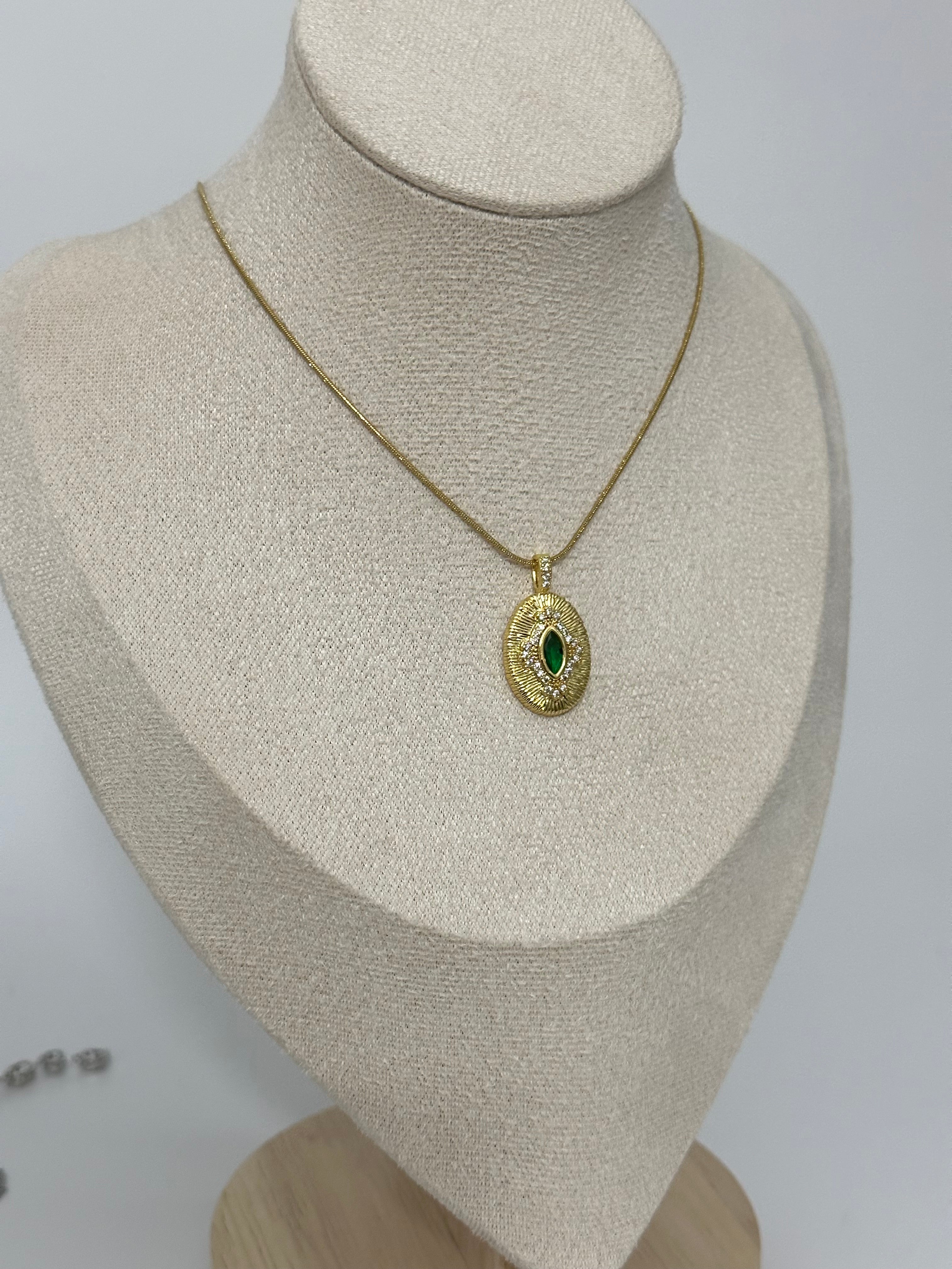 Vintage yeşil taş detay çelik kolye