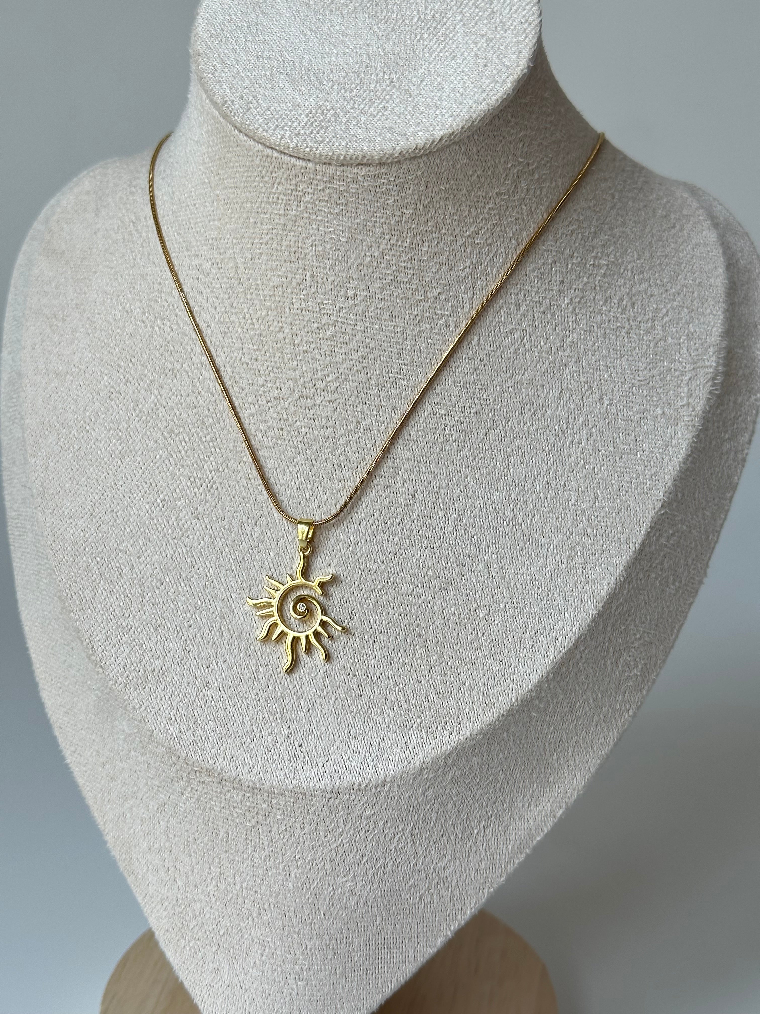 Spiral Taşlı Güneş Kolye